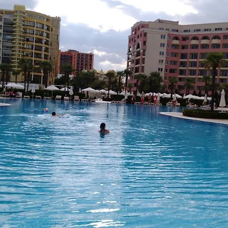 Private Apartment In Sunny Beach شقة *